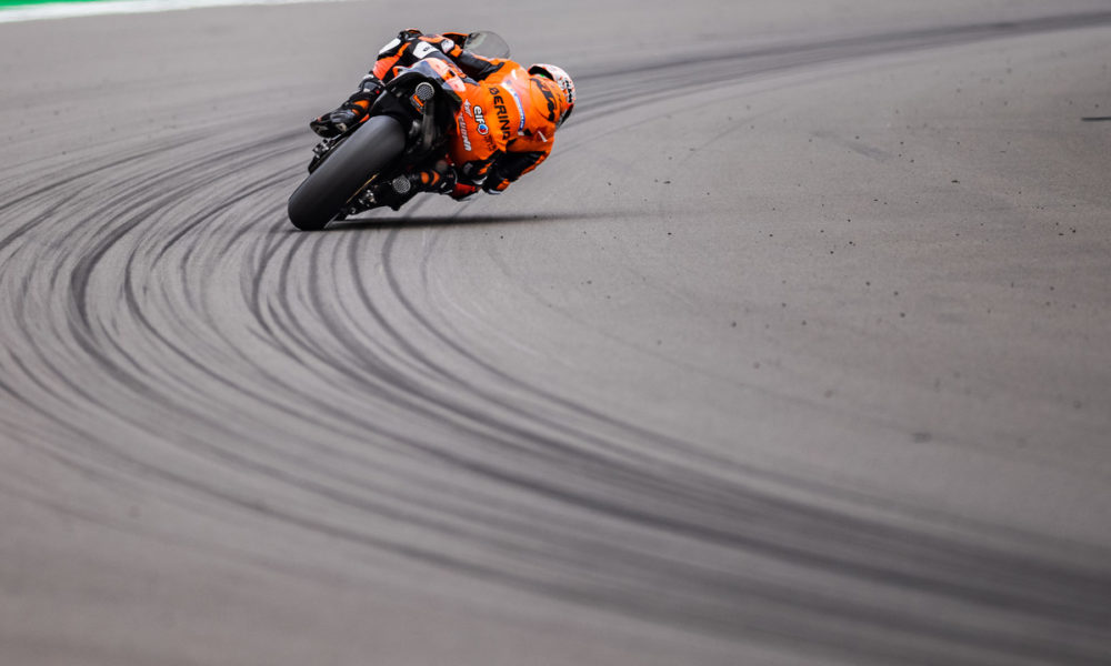 Iker Lecuona with suggestions in Moto2