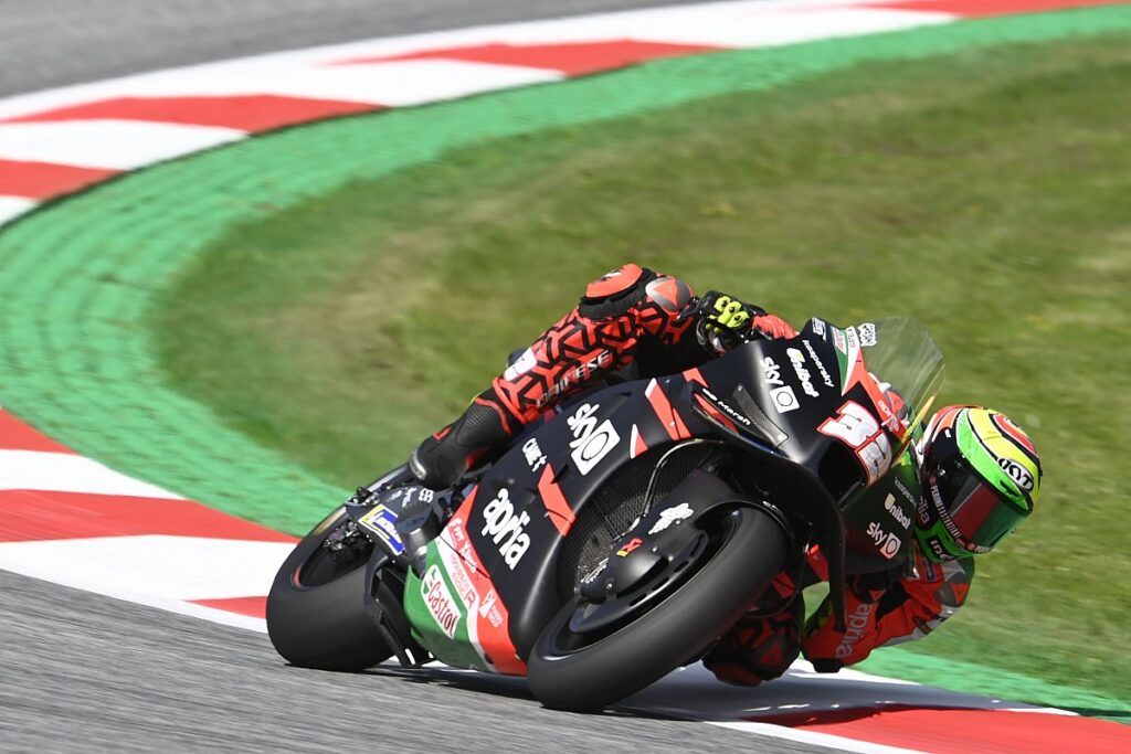 Savadori leads wet second workout for Aprilia
