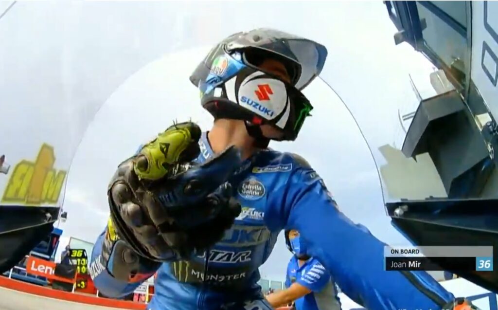 Joan explains to Mir a message on the dashboard of the motorcycle during Q2: "It was a mistake, it was a shame, but it happens."