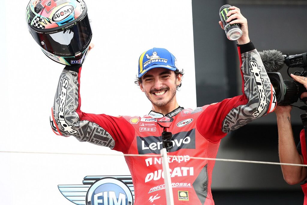 Bagnaia saves Quartararo to win at home