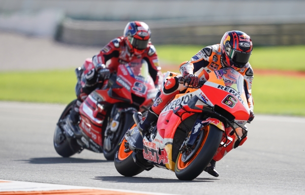 Bradl collects more points, Marquez falls in the fight