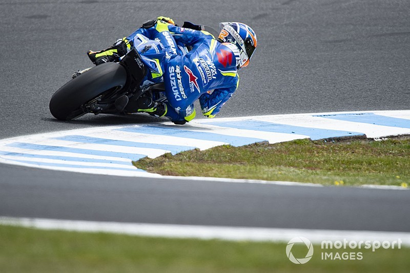 Rins' bike escapes major damage in a Suzuki pit fire