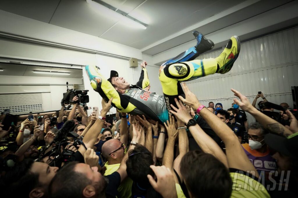Valentino Rossi receives unusual tribute - an enormous helmet which has broken a world record |  MotoGP