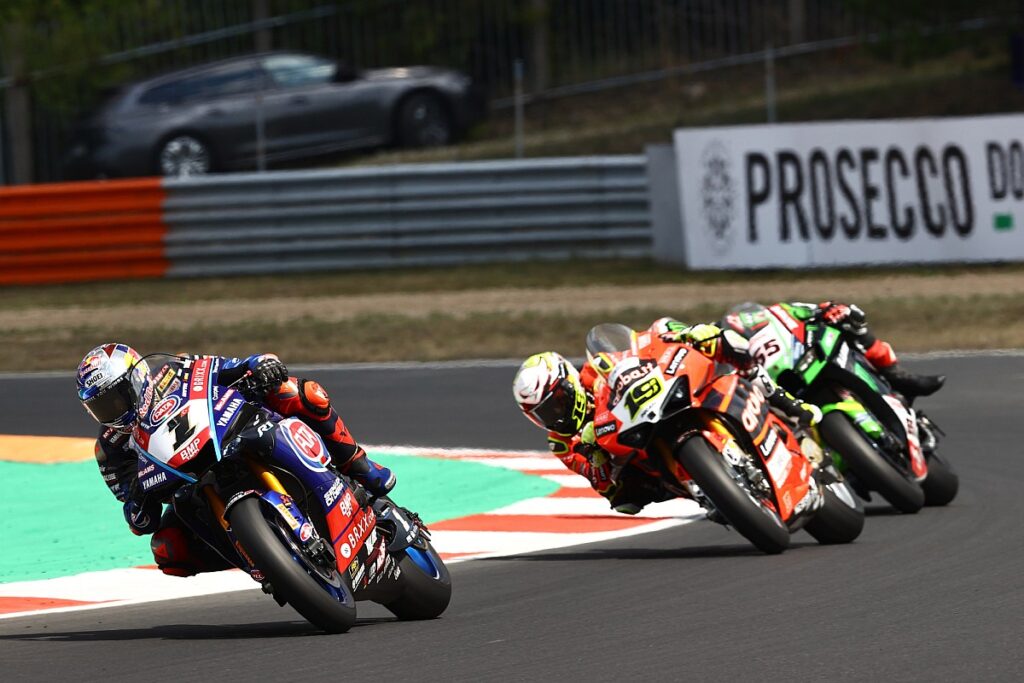 Bautista thinks MotoGP talk distracted Razgatlioglu in WSBK