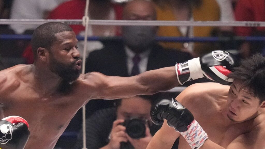 Floyd Mayweather Jr Knocks Mikuru Asakura Out in Japan Exhibition