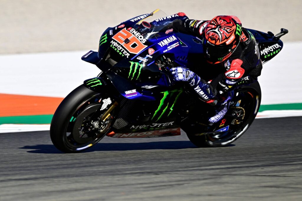 Fabio Quartararo devant Francesco Bagnaia on the grille de part du Grand Prix de Valence MotoGP